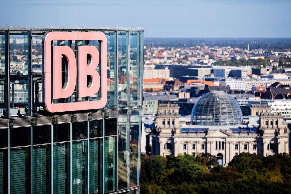 Auf die Deutsche Bahn scheint nicht immer die Sonne. An diesem Wochenende dafür umso mehr. Fahrgäste sollen aufgrund der Hitze daheim bleiben. (Archivfoto)