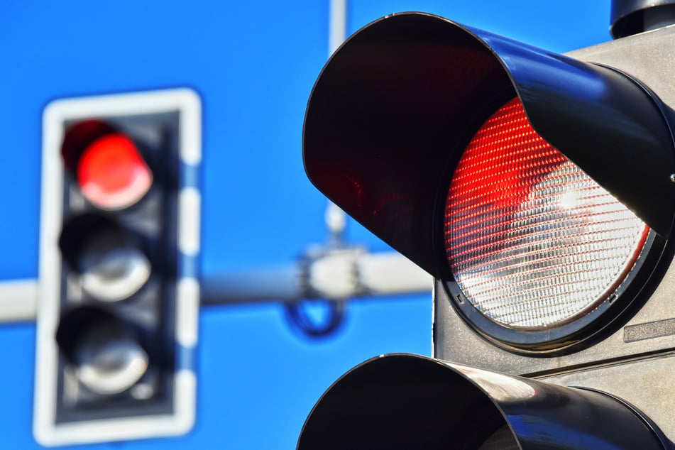 Im Salzlandkreis wurde ein Motorradfahrer bei einer Kreuzung getötet. (Symbolbild)