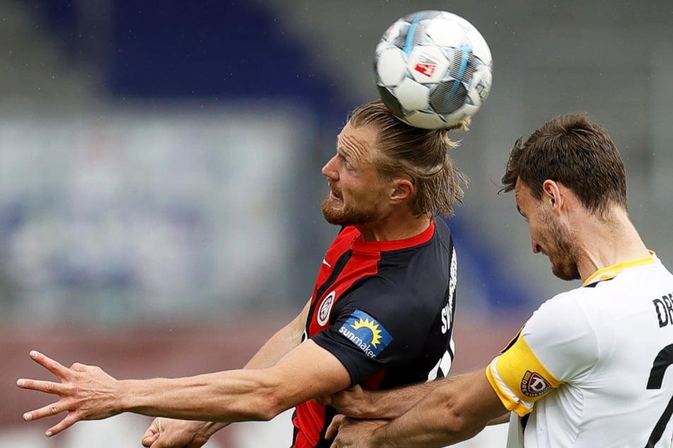 Umkämpftes Kopfballduell zwischen Marcel Titsch-Rivero (l.) aus Wiesbaden in Aktion mit Florian Ballas (r.) aus Dresden