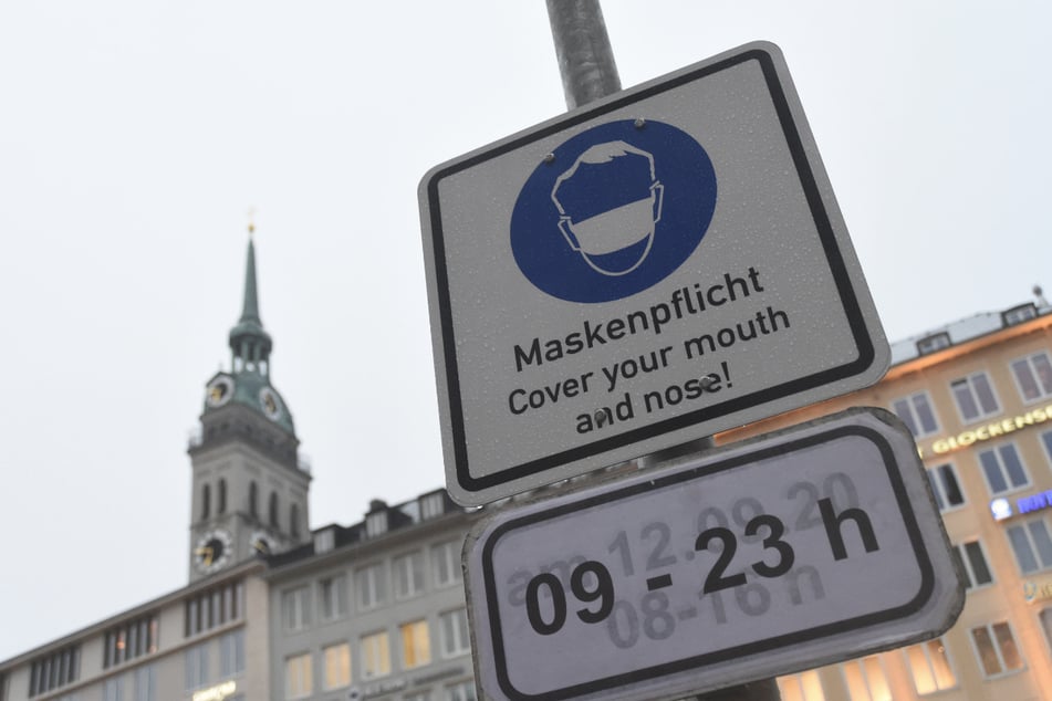 Ein Schild mit der Aufschrift "Maskenpflicht" ist am Marienplatz vor dem Alten Peter an einem Mast angebracht.