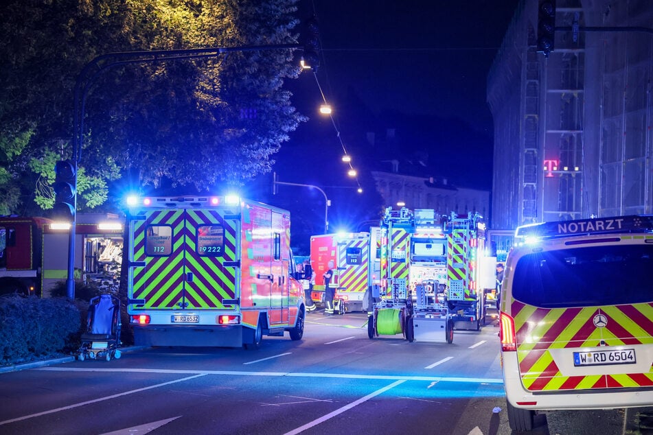 Mit einem Großaufgebot sind die Rettungskräfte vor Ort und betreuen zehn Menschen, die Zeugen des Unfalls sind.