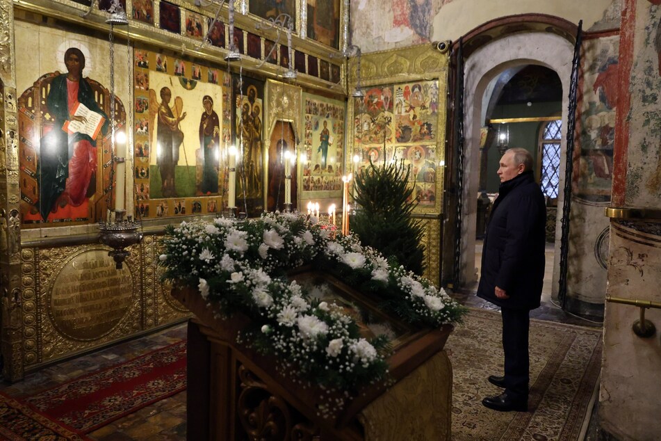 Russlands Diktator, Wladimir Putin (70), beim Besuch des Weihnachtsgottesdienstes in der Verkündigungskathedrale im Moskauer Kreml. Orthodoxe Christen feiern Weihnachten am 7. Januar nach dem julianischen Kalender.