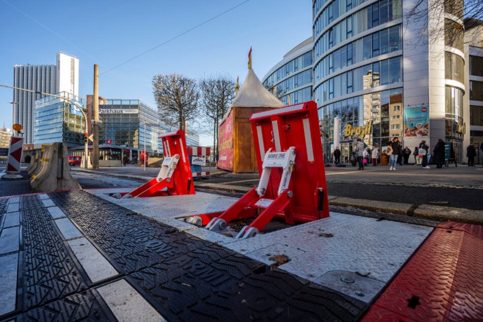 Aufgestellte Sperren am Eingang zur Inneren Klosterstraße.