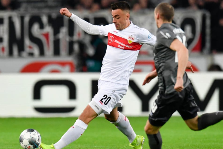 Stuttgarts Philipp Förster (l) spielt gegen Nürnbergs Lukas Jäger.