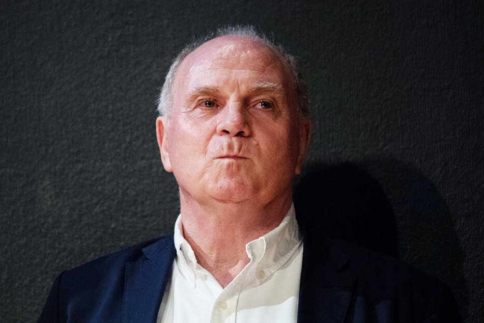 Die von Präsident Uli Hoeneß groß angekündigte Transferoffensive des FC Bayern München ist bislang ausgeblieben.