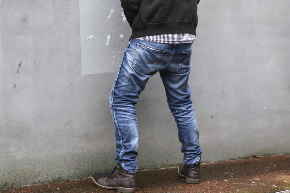 Der Mann pinkelte an eine Wand, griff dann Polizisten an. (Symbolbild)