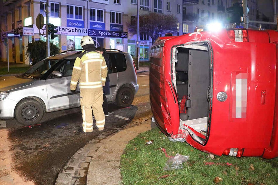 Der VW kippte um und blieb auf der Seite liegen.