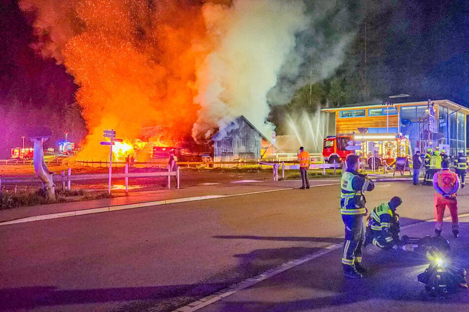 Beim Eintreffen der Feuerwehr habe bereits das gesamte Gebäude komplett in Flammen gestanden.
