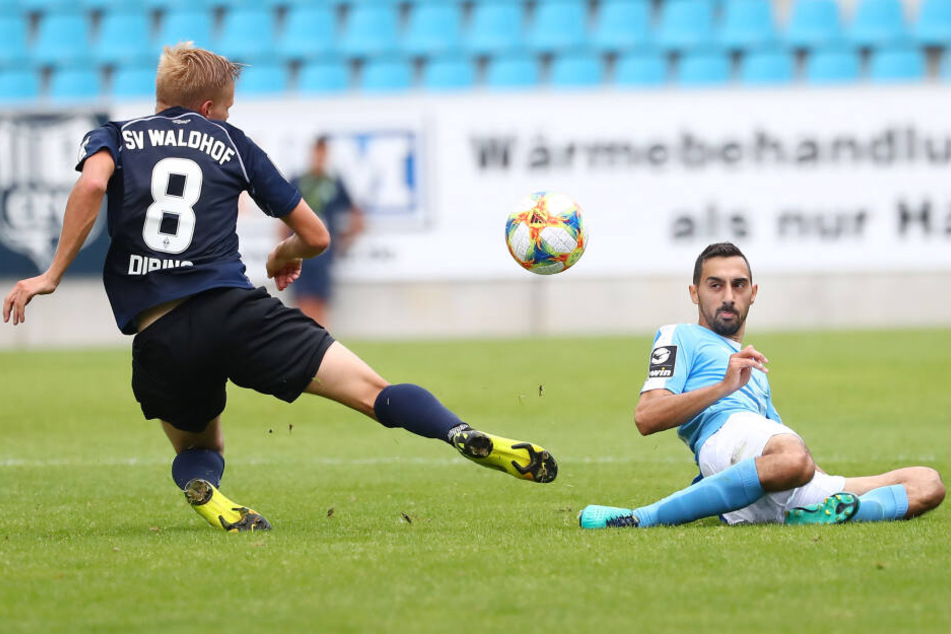 Rafael Garcia (r.) ging gegen Mannheim voran und wie hier bei Dorian Diring robust in die Zweikämpfe.