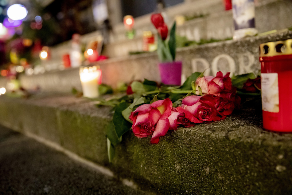 Jedes Jahr liegen Rosen und Kerzen auf dem Weihnachtsmarkt am Breitscheidplatz auf dem Mahnmal für die Opfer des Attentats vom 19. Dezember 2016.
