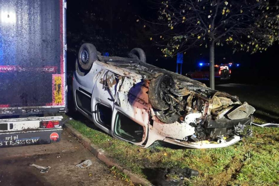 Das Auto wurde komplett zerstört.