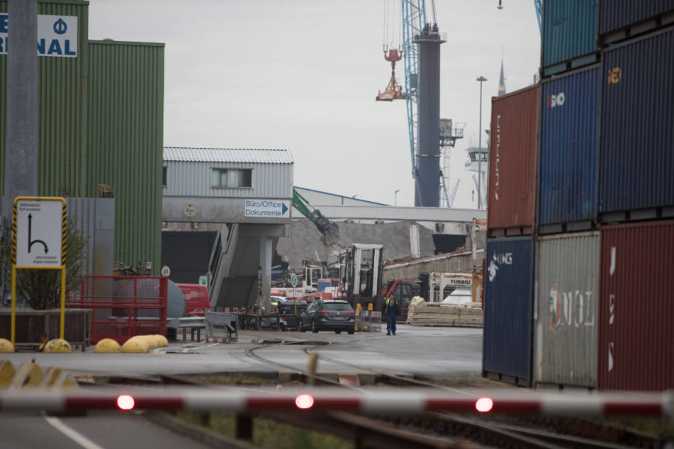 Der Arbeitsunfall geschah beim Abriss einer alten Halle auf dem Kleinen Grasbrook im Hamburger Hafen.