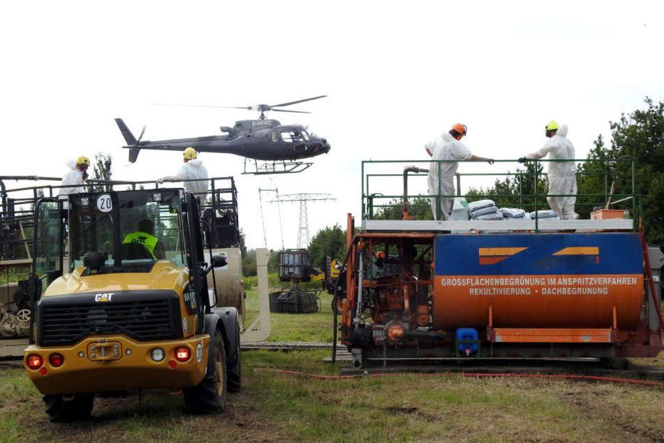 Am sogenannten Mischplatz wird der Sprühbehälter des Helikopters mit dem Kleister-Gemisch beladen.