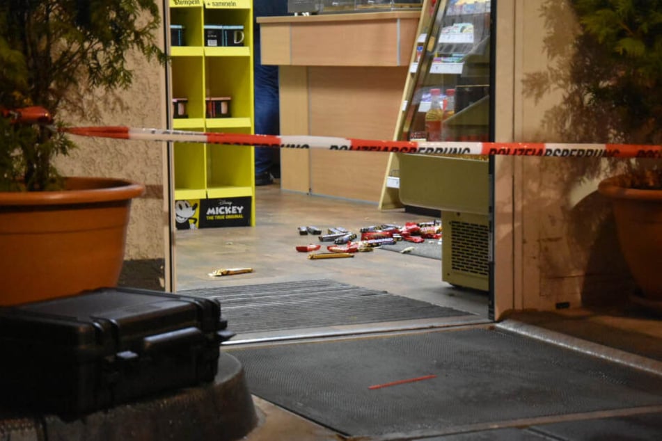 Ein Absperrband der Polizei vor dem Eingang der Tankstelle.