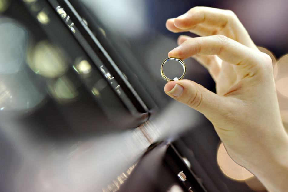 Eine Frau begutachtet einen Ring; vor allem Gold ist bei den Kunden gefragt. (Archivbild)