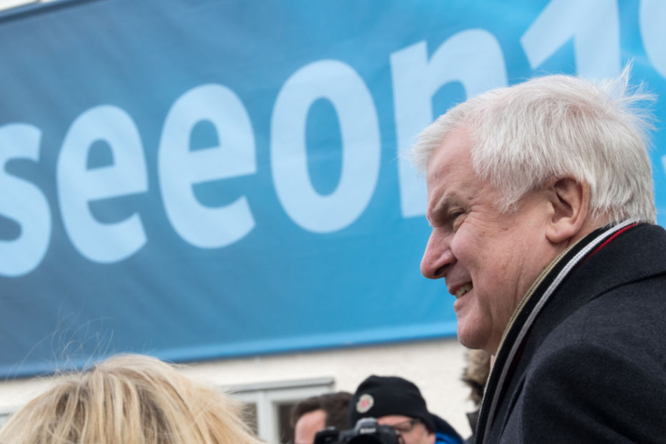 Horst Seehofer läuft zum Auftakt der Winterklausur der CSU-Landesgruppe im Bundestag im Hof des Kloster Seeon an einem Plakat mit der Aufschrift "#seeon19" vorbei.