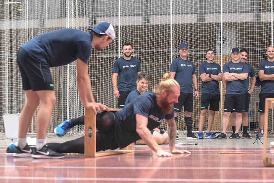 Mit fast 1,90 Meter hatte es Thomas Pielmeier beim Kriechen durch die Kasten-Elemente nicht so leicht. Eines ging sogar entzwei.