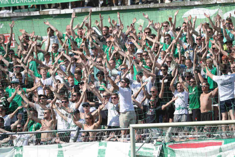 Fiebern einem (noch) attraktiveren Gegner in der 2. Runde entgegen: Die Fans der BSG Chemie Leipzig.