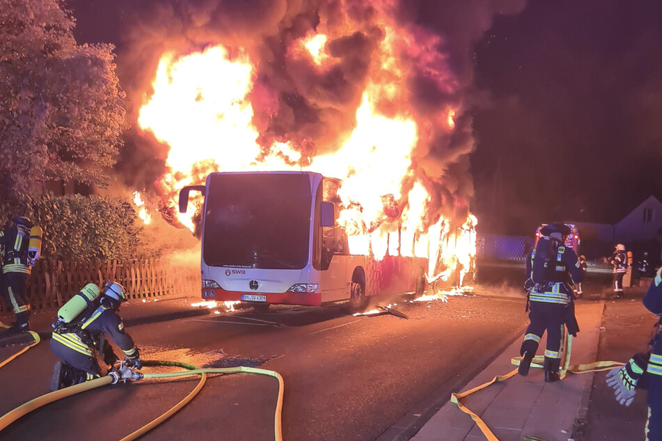 Der gesamte Bus stand in Flammen.