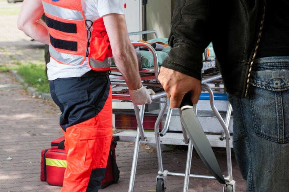 Das Opfer erlitt eine lebensgefährliche Stichverletzung. (Symbolbild, Bildmontage)