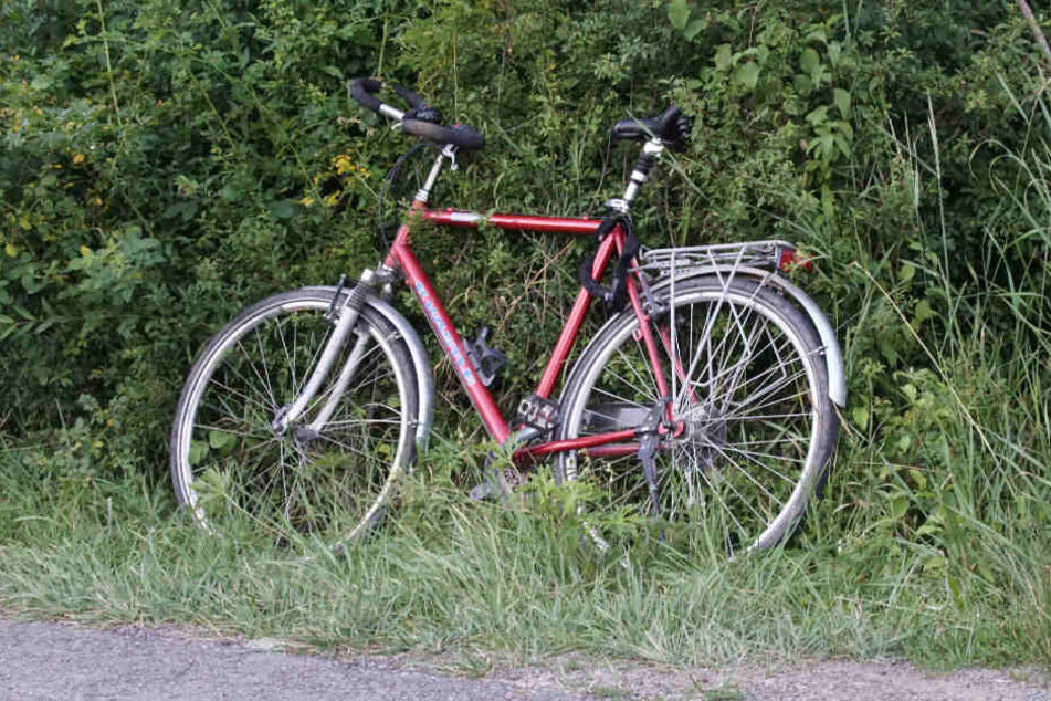 Das rote Fahrrad des Verunfallten.