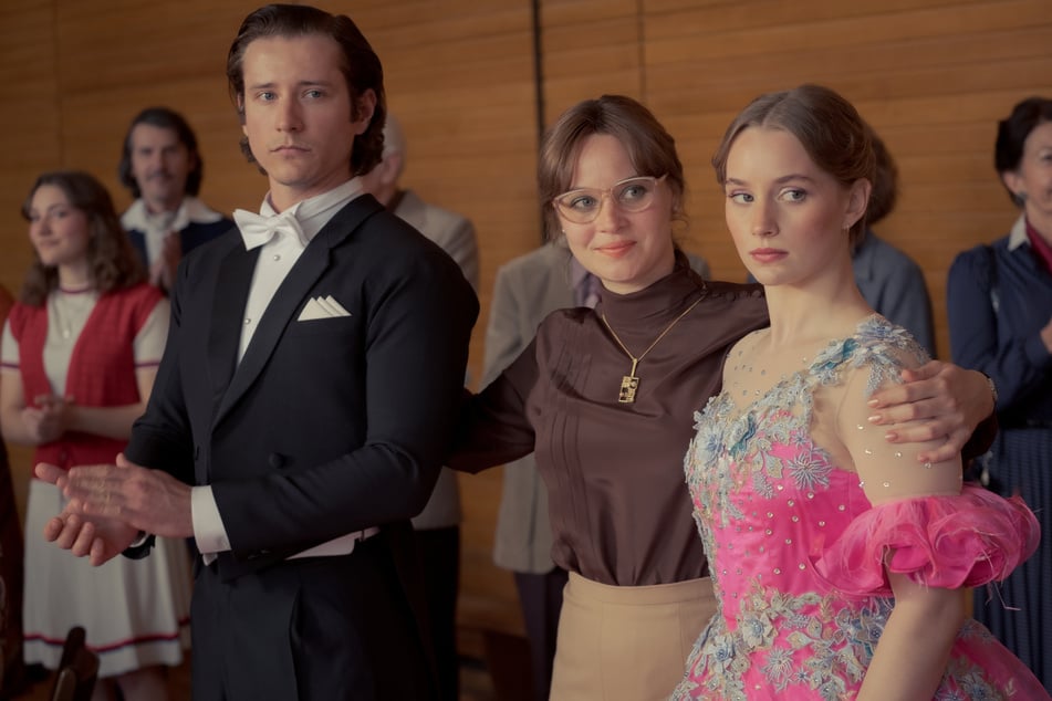 Steffen Henke (Benedikt Kalcher, 26, v.l.n.r.), Monika Franck-Schöllack (Sonja Gerhardt, 36) und Dorli Schöllack (Carlotta Bähre, 20) gehören zum Cast von "Ku'damm 77".