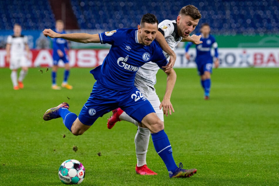 Schalkes Steven Skrzybski (l.) wehrt sich gegen Ulms Albano Gashi.