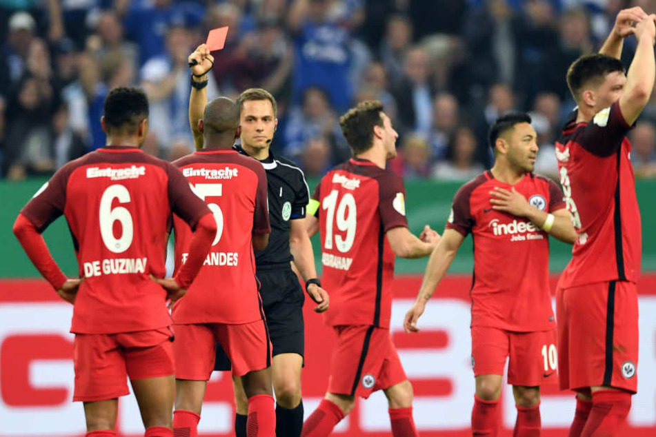Im Halbfinale des DFB-Pokals gegen Schalke 04 sah Fernandes nur zwei Minuten nach seiner Einwechslung glatt rot.