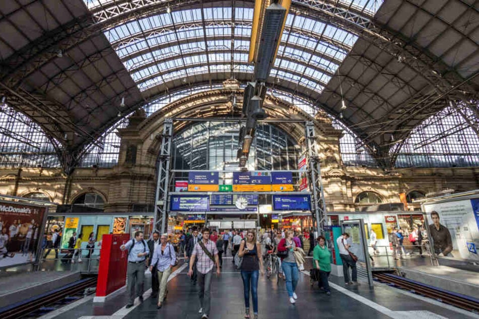 Der Frankfurter Hauptbahnhof wurde von Samstagnachmittag bis Sonntagmorgen zur Waffenverbots-Zone (Symbolbild).