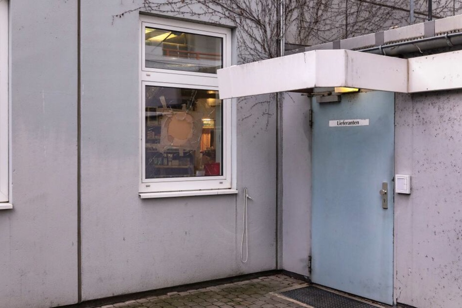 Die Täter schlugen eine Scheibe ein.