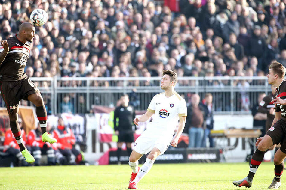 Tom Baumgart (M.) wurde auf St. Pauli eingewechselt und machte seine Sache mehr als ordentlich.