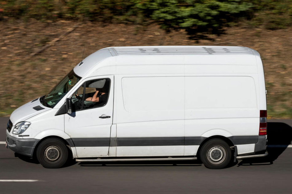 In solch einem weißen Mercedes Sprinter wurde der Geschäftsmann (41) überfallen. (Symbolbild)