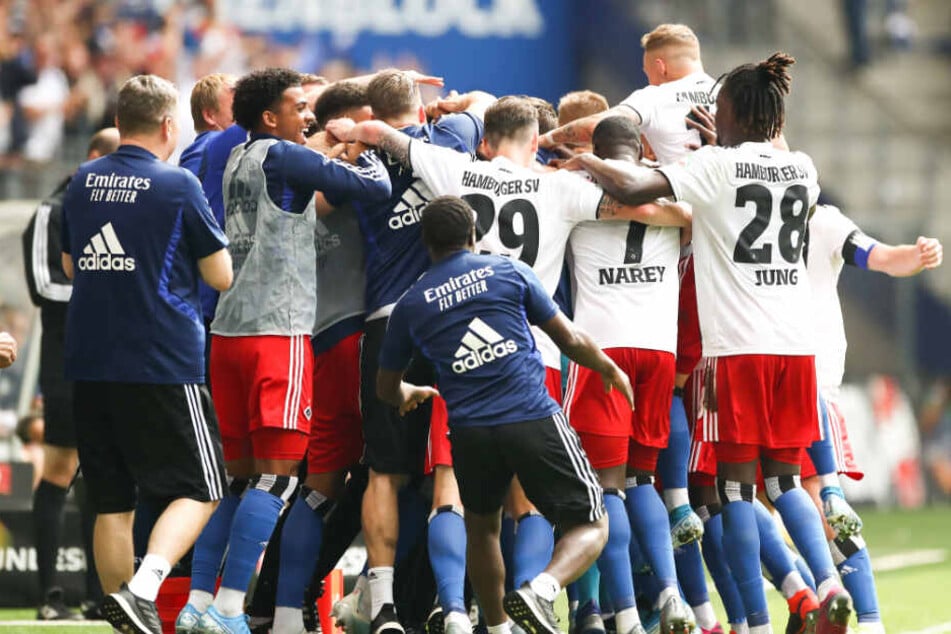 Nach seinem Treffer gegen Hannover 96 jubelte die gesamte Mannschaft mit dem jungen Gambier.