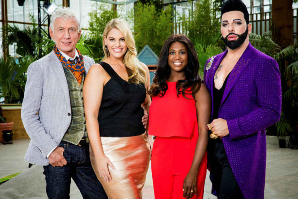 Harald Glööckler (r.), Motsi Mabuse, Modelagent Ted Linow (l.) und Model Angelina Kirsch (28, Kleidergröße sitzen in der Jury.