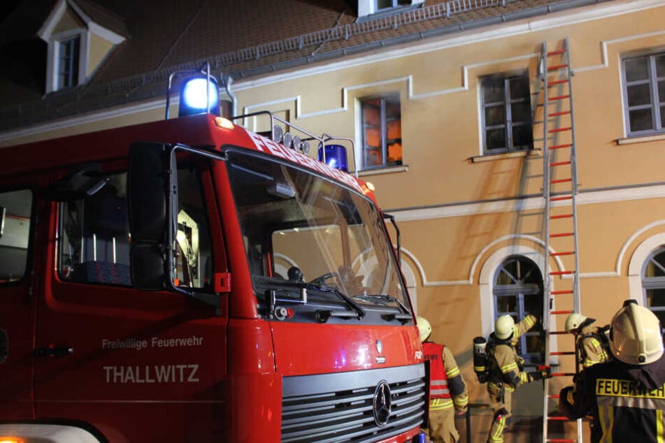 Dutzende Kameraden mehrerer Feuerwehren aus der Umgebung waren in der Nacht zu Dienstag nach Thallwitz ausgerückt.