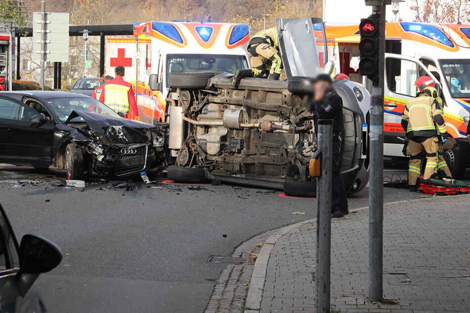 Ein Audi und ein Opel kollidierten auf der Kreuzung Gebrüder-Häußler-Strasse/Neue Straße in Gera.