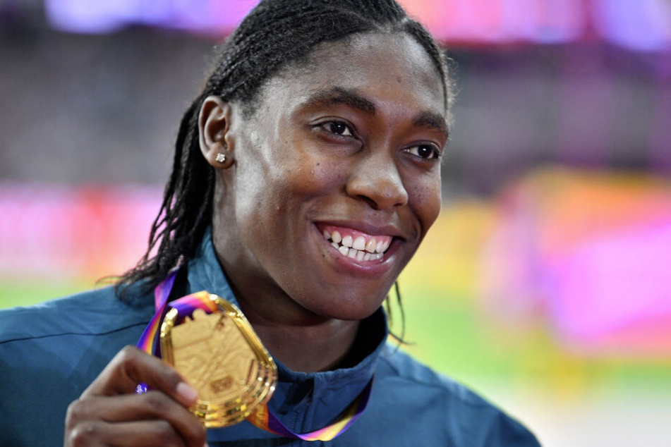 Semenya präsentiert 2017 stolz ihre WM-Goldmedaille.