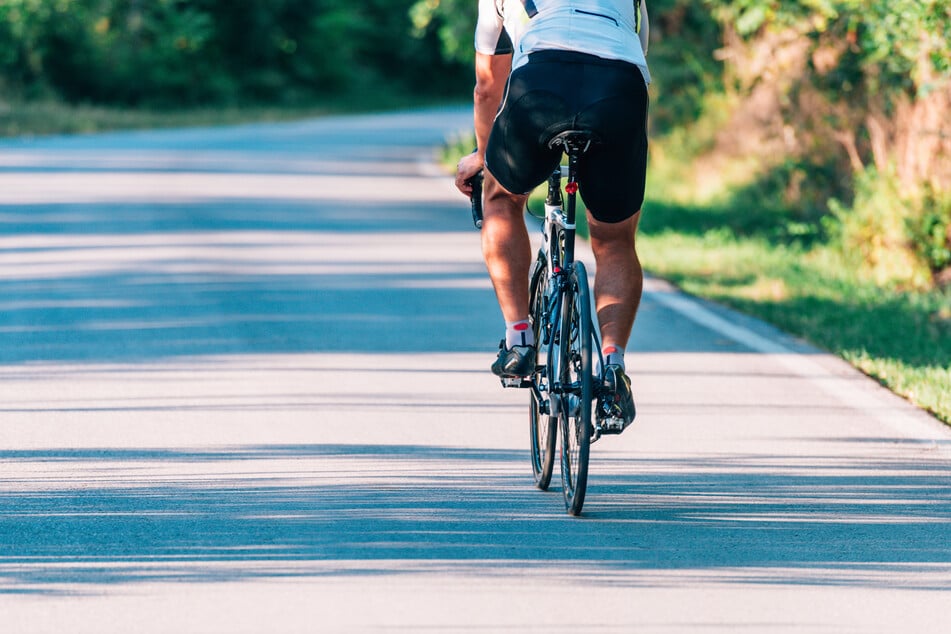 Der Radler (42) war nach Angaben seiner Mitfahrer plötzlich und ohne erkennbaren Grund in den Grünstreifen gefahren und gestürzt. (Symbolbild)