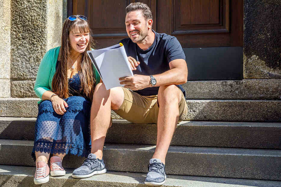 Der Bachelor und die Reporterin: Daniel Völz lernt mit Caroline Staude seinen Text für das Theaterstück.