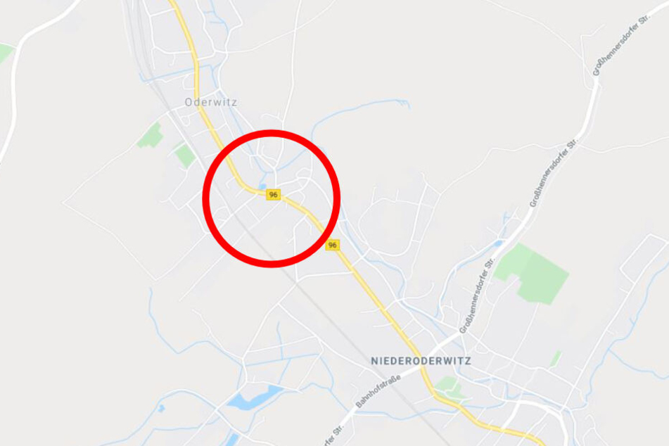 In dieser S-Kurve bockte sich der Opel Astra im Regen auf.