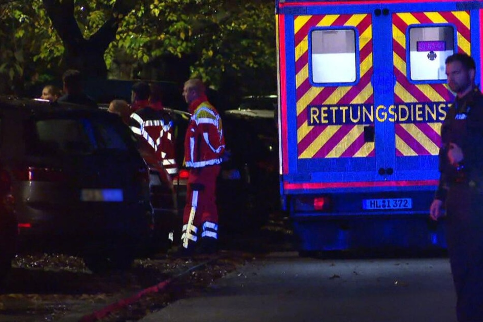 Der Rettungsdienst steht am Einsatzort, nachdem durch Schüsse ein Mann gestorben ist.