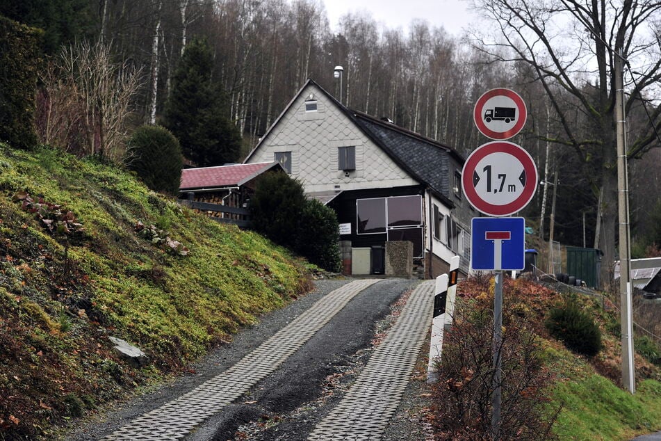 Dieses Schild sorgt in Klingenthal für Stirnrunzeln.