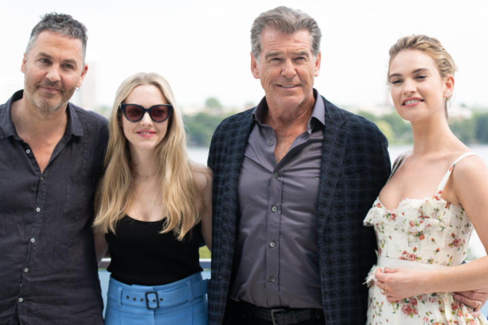 Regisseur Ol Parker, Amanda Seyfried, Pierce Brosnan und Lily James (von links) während eines Fotocalls zum Kinofilm "Mamma Mia 2".