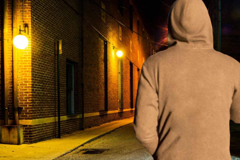 Der Täter trug eine Kapuzenjacke, die Polizei fahndet nach einem jungen Mann (Symbolbild).