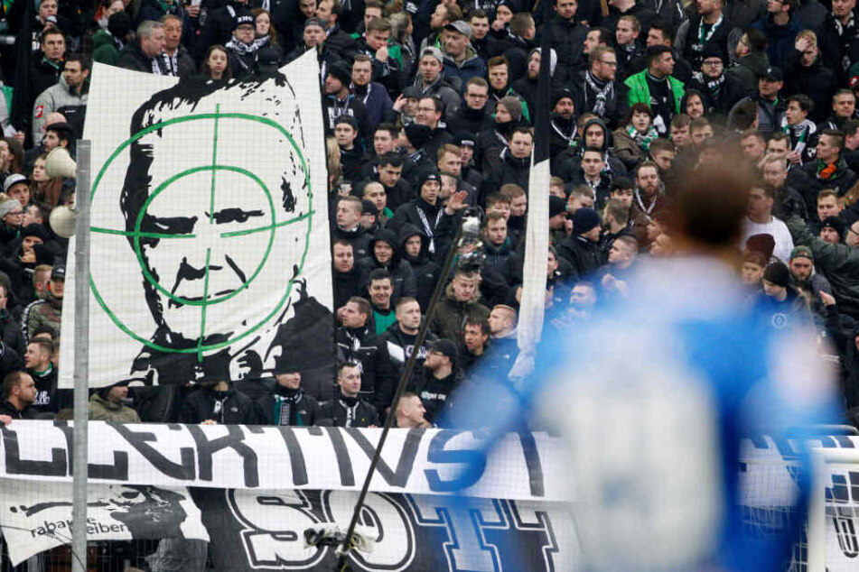 Gladbachs Fans zeigten Dietmar Hopp im Fadenkreuz.