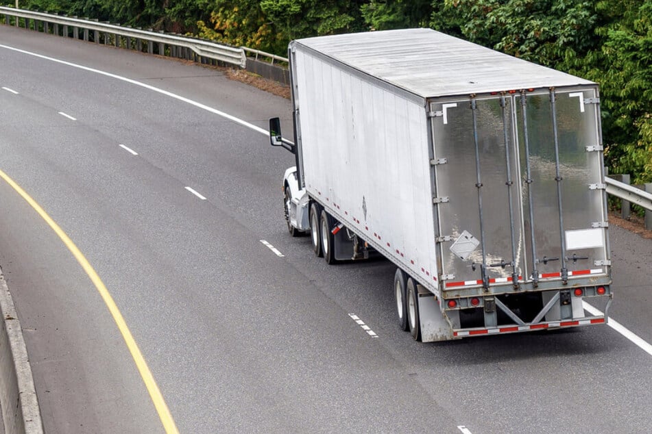 Der unbekannte Lkw-Fahrer hatte andere Verkehrsteilnehmer gefährdet. (Symbolfoto)