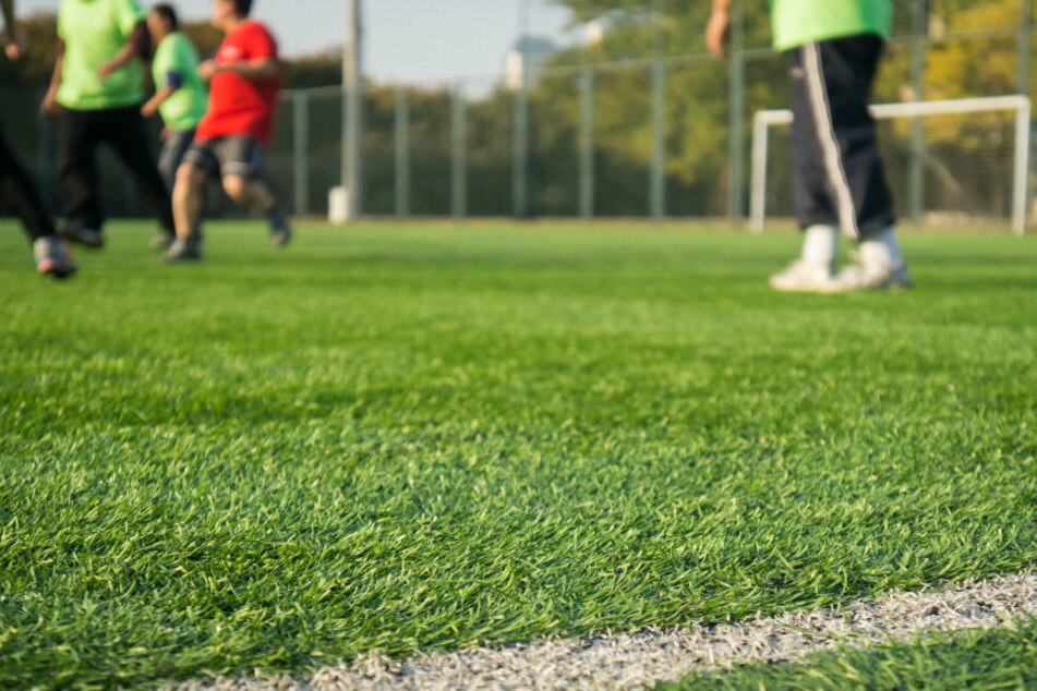 Zwei Amateurfußballer aus der Berliner Landesliga sind am Coronavirus erkrankt. (Symbolbild).
