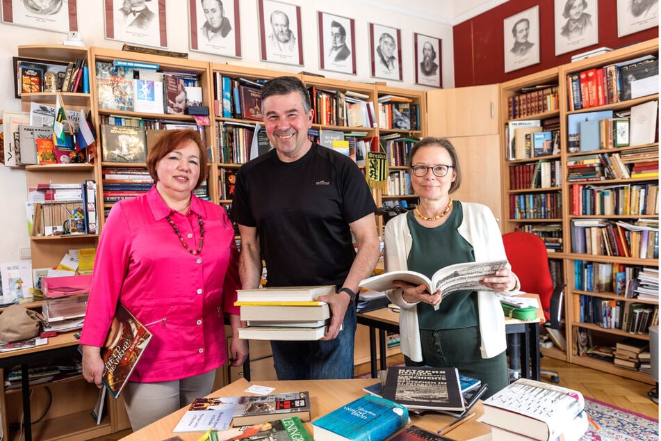 Vize-Chef Vitaly Kolesny (50) kam 2002 aus Charkiw (Ukraine) nach Dresden, hält mit den Sekretärinnen Inna Shusterman (61, l.) und Natalia Zagorskaya (65) den Laden am Laufen.