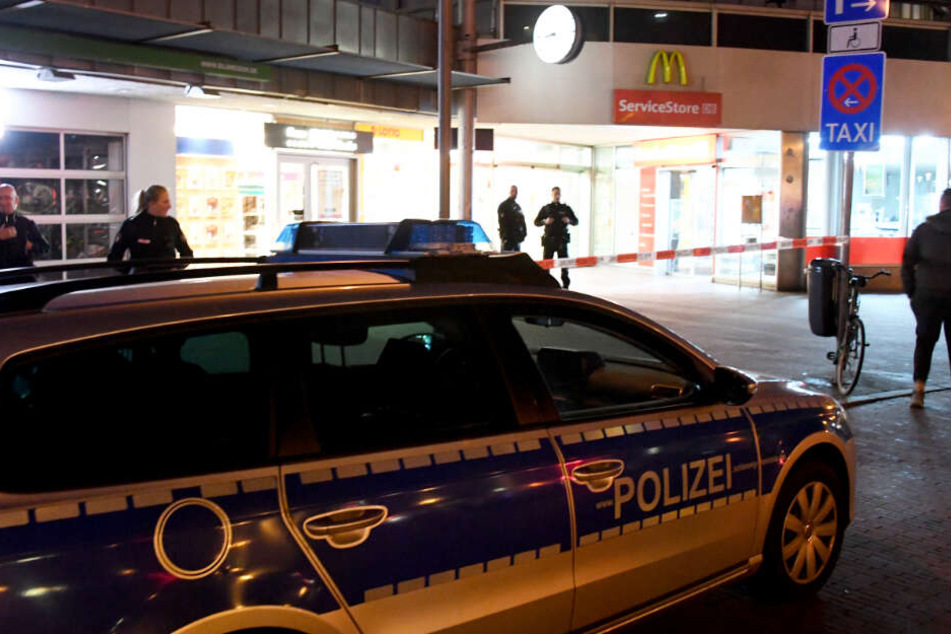 Polizisten sperren den Bahnhof Neumünster ab.