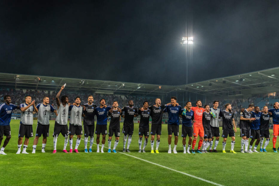 Die Mannschaft steht hinter ihrem Mitspieler.
